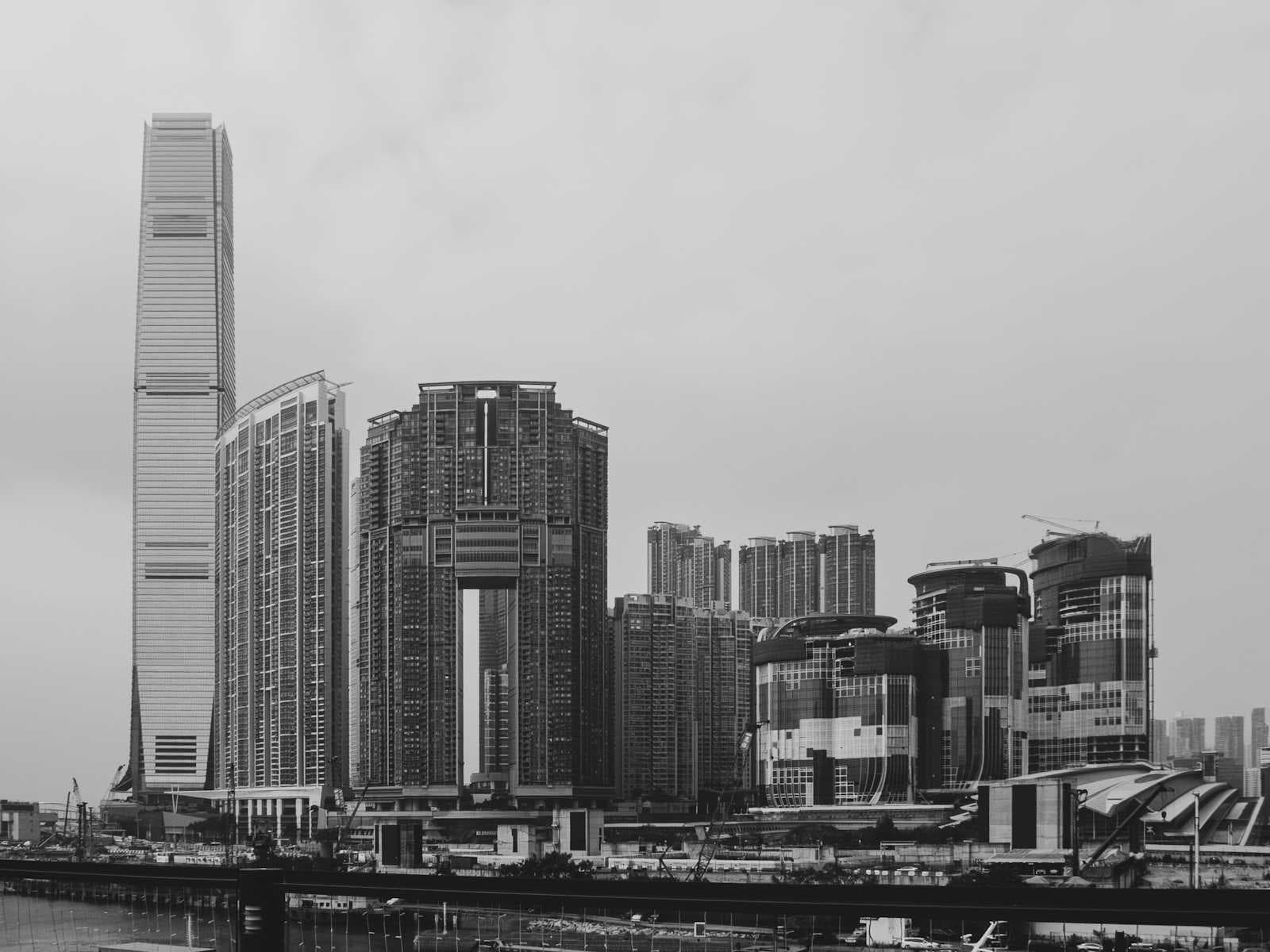 🤯 Era Teknologi Meledak: Mengapa Kita Makin Tidak Produktif, dan Bagaimana Keluar dari Jebakannya